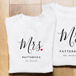 Camiseta Elegante Sra. Personalizado Apellido y Boda de cit<br><div class="desc">El regalo perfecto para que cualquier novia sea, el diseño divertido y moderno cuenta con un elegante guión de tipografía "Mrs." con un lindo corazón de amor rojo para todos. El diseño es fácil de personalizar con su apellido y fecha establecida y será el perfecto recuerdo de su día especial....</div>