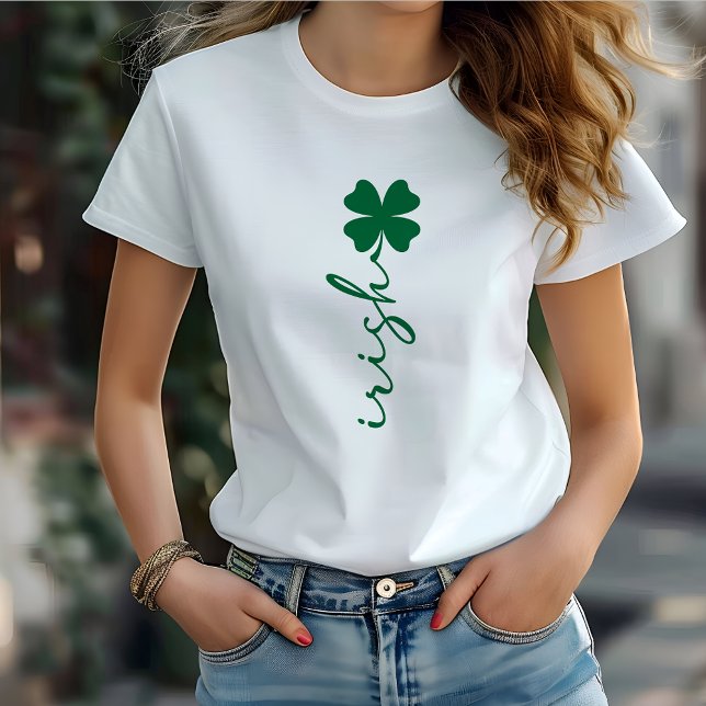 Camiseta Elegante trébol irlandés de cuatro hojas (Celebrate St. Patrick's Day in this stylish tee!)