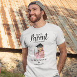 Camiseta Elegante y orgulloso padre Kintergarten Graduación<br><div class="desc">Esta elegante camiseta de graduación infantil es perfecta para los padres, tías, tíos, hermanos, hermanas y abuelos del graduado. Con una foto del graduado, su nombre y año de graduación. Todo el texto se edita fácilmente, los estilos de fuente se pueden cambiar haciendo clic en el enlace posterior del personalizar...</div>