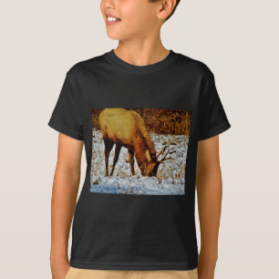 Camiseta Elk toro en la nieve.