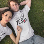 Camiseta Ella dijo que sí novia a ser involucrada<br><div class="desc">¡Retro Dijo Que Sí! Viñeta estilo Chalkboard estilo bistró Moderno Sr y Fiesta de la Sra Compromiso Dijimos SÍ Fiesta Chalkboard Típografía moderna de época Invitaciones dulces y suaves bodas de pizarra Camisetas de boda</div>