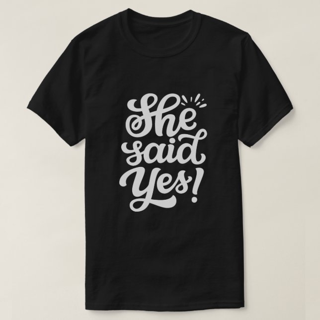 Camiseta Ella Dijo Sí – Anuncio de Compromiso de Boda (Diseño del anverso)