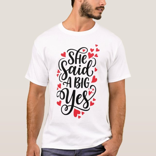 Camiseta Ella dijo un gran sí Anuncio de compromiso audaz & (Anverso)