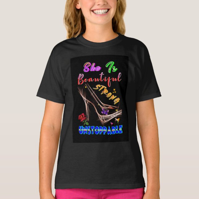 Camiseta Ella Es Hermosa Fuerte Imparable (Anverso)