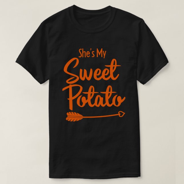 Camiseta Ella es mi batata dulce y yo coincido con el día d (Diseño del anverso)