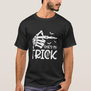 Camiseta Ella es mi tratamiento Skeleton Hand Funny Hallowe