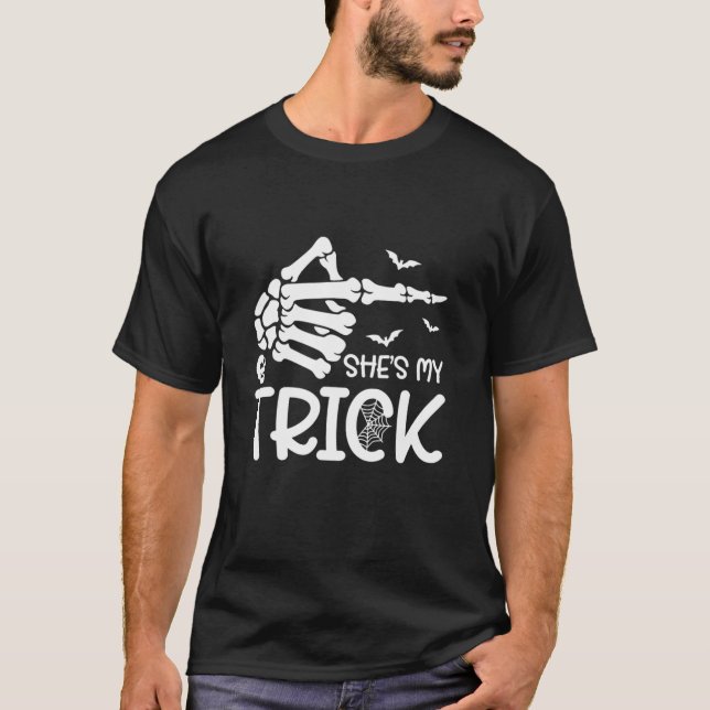 Camiseta Ella es mi tratamiento Skeleton Hand Funny Hallowe (Anverso)