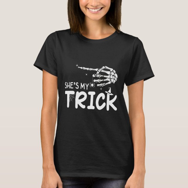 Camiseta Ella es mi trick Couples Skeleton Halloween (Anverso)