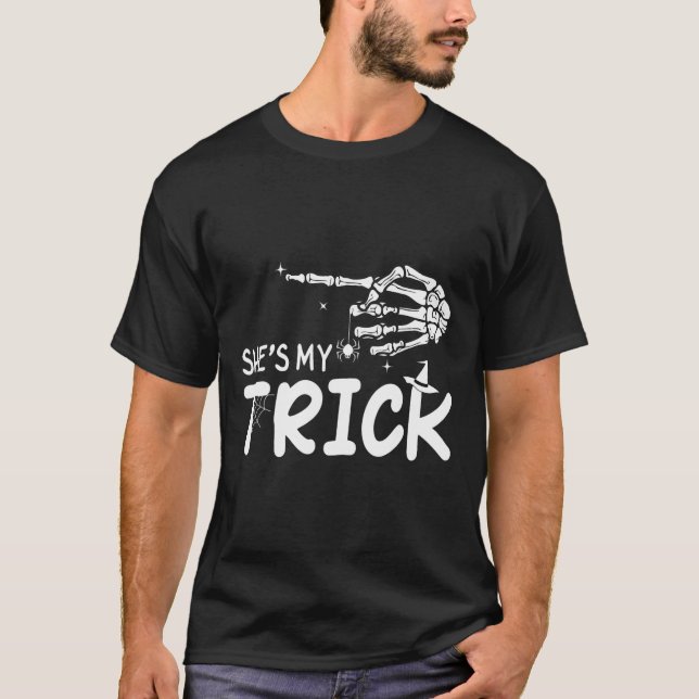 Camiseta Ella es mi trick Couples Skeleton Halloween (Anverso)