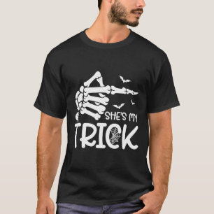 Camiseta Ella es mi trick Skeleton Hand Halloween Costume C
