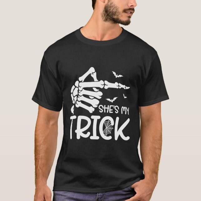 Camiseta Ella es mi trick Skeleton Hand Halloween Costume C (Anverso)