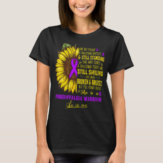 Camiseta Ella Es Una Guerrera De Fibromialgia, Ella Es Yo