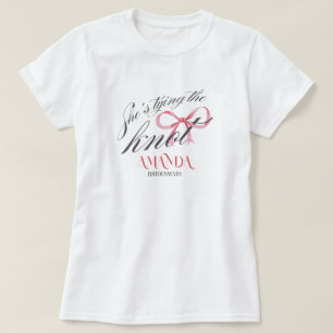 Camiseta Ella está atando el Knot Bow Coquette Bachelorette