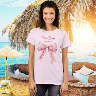 Camiseta Ella está atando el lazo rosa Equipo Novia