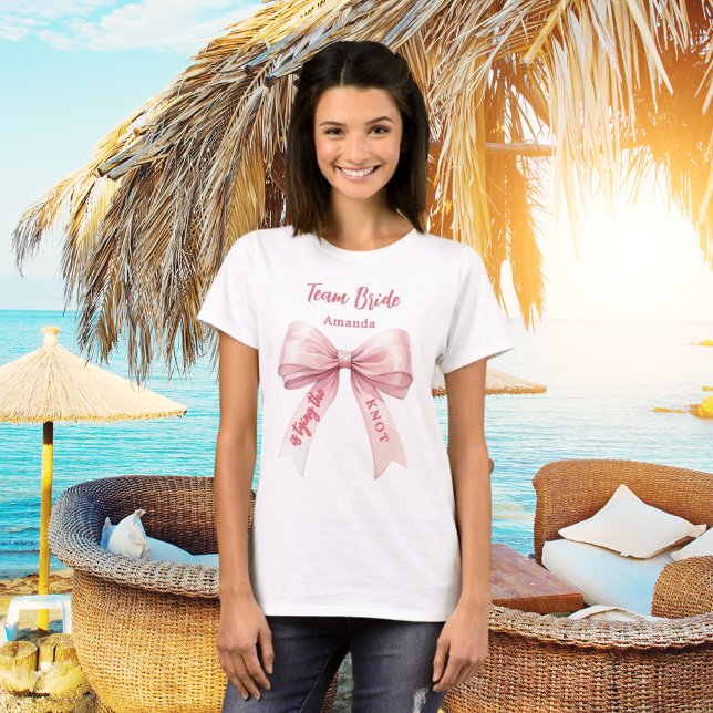 Camiseta Ella está atando el nudo arco rosado Team Bride (Subido por el creador)
