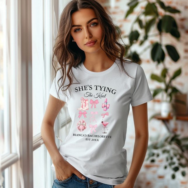 Camiseta Ella está atando el nudo rosa arco Bachelorette fi (Subido por el creador)