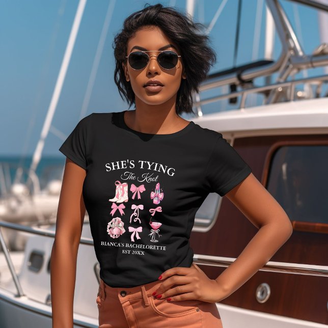 Camiseta Ella está atando el nudo rosa arco Bachelorette fi (Subido por el creador)