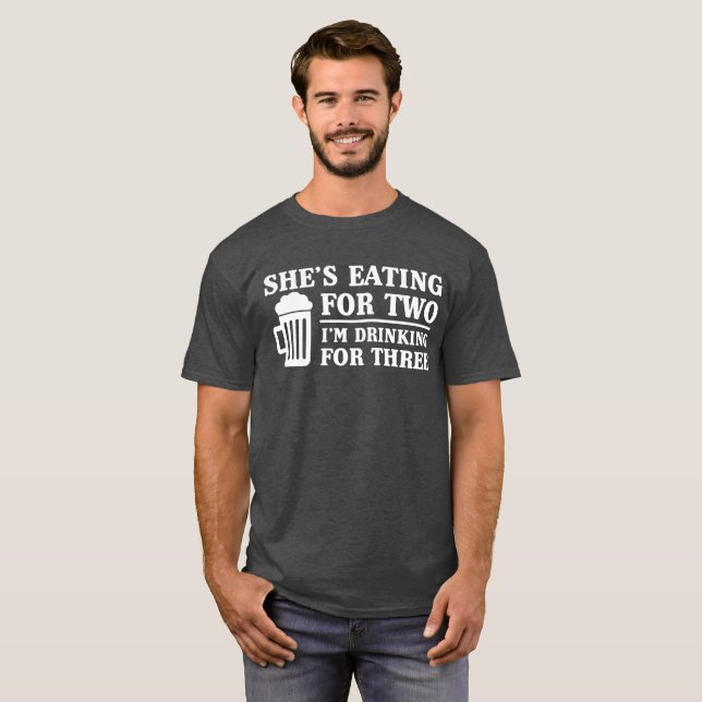 Camiseta Ella está comiendo para dos, yo está bebiendo para (Anverso completo)