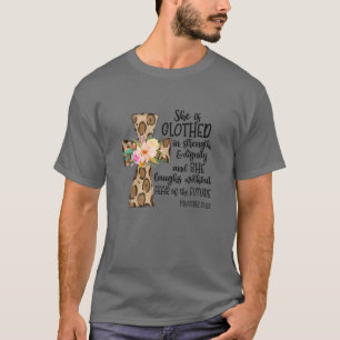Camiseta Ella Está Vestida En Fuerza Y Dignidad A Través De