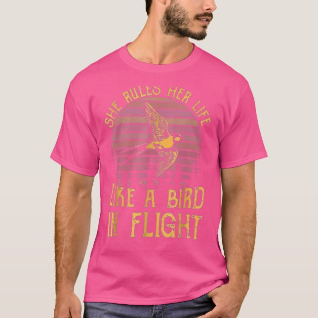 Camiseta Ella Gobierna Su Vida Como Un Pájaro En El Vuelo (Anverso)