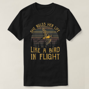 Camiseta Ella Gobierna Su Vida Como Un Pájaro En El Vuelo