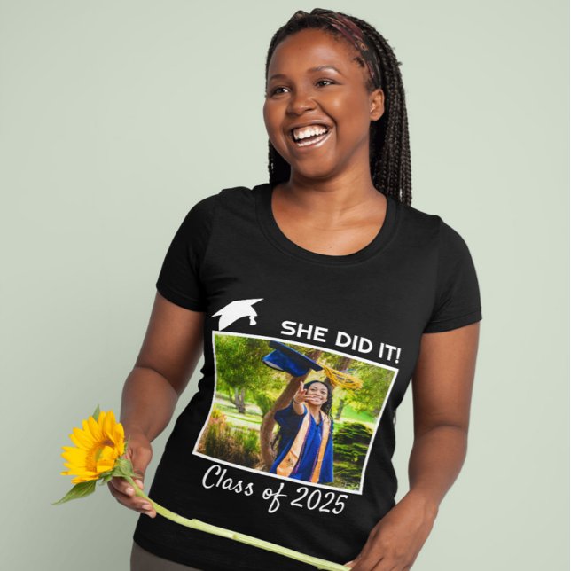 Camiseta Ella hizo su clase de graduación de Congrats 2025  (Subido por el creador)