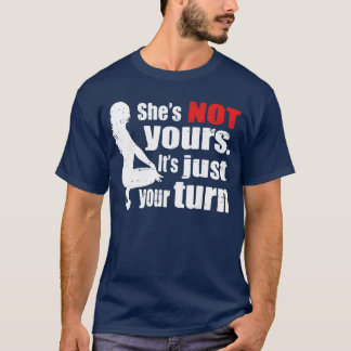 Camiseta Ella no es tuya Es solo tu familia retro