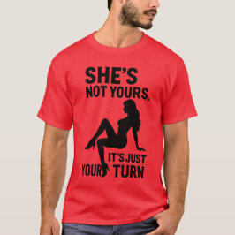 Camiseta Ella no es tuya, es solo tu turno.