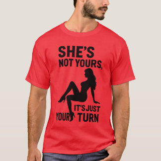 Camiseta Ella no es tuya, es solo tu turno.