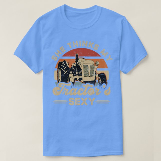 Camiseta Ella piensa que mi tractor se inclina por la granj (Diseño del anverso)