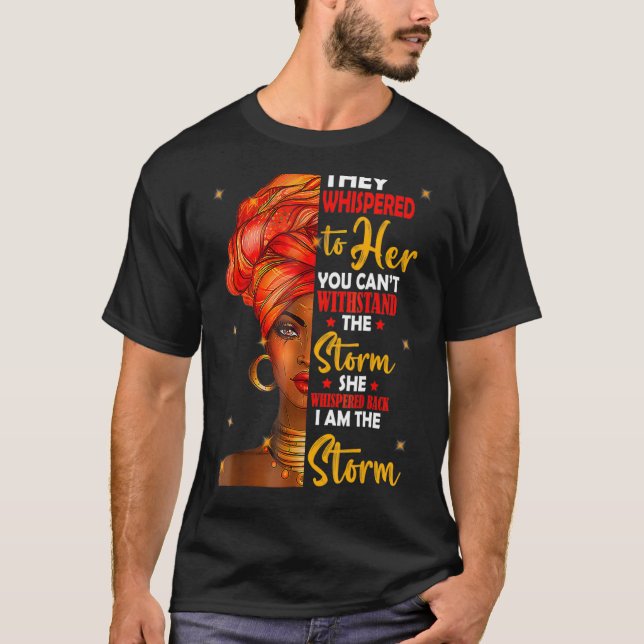 Camiseta Ella Susurró Que Yo Soy La Tormenta Mo De Historia (Anverso)