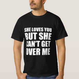 Camiseta Ella te ama pero no puede superarme