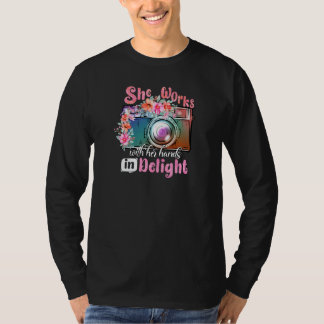 Camiseta Ella trabaja con sus manos con deleite Mamá Fotogr