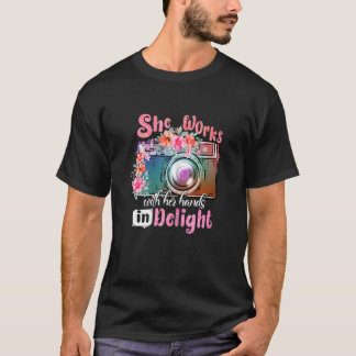 Camiseta Ella Trabaja Con Sus Manos En La Luz De La Fotogra