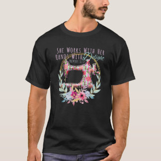 Camiseta ELLA TRABAJA CON SUS MANOS Proverbios 31 13 Quilti