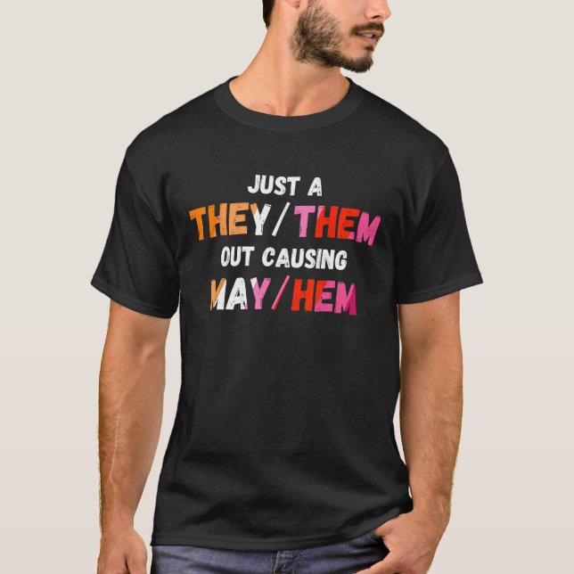 Camiseta Ellos Salen Causando Lesbianas Mayhem (Anverso)