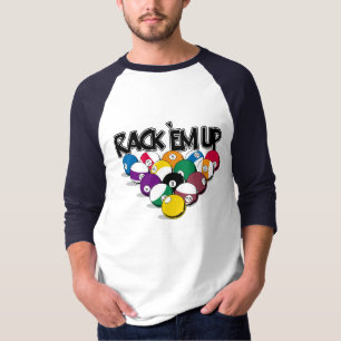 Camiseta Em del estante encima de la piscina