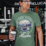Camiseta Embarcadura del barco de las ciudades de Alaska<br><div class="desc">Puede cambiar el estilo de esta camisa eligiendo Más > en la opción de estilo. Se puede personalizar en el área de proporcionar o personalizar eligiendo la opción de hacer clic en el personalizar y cambiando el nombre, las iniciales o las palabras. También puede cambiar el color y estilo del...</div>