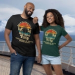 Camiseta Embarque el crucero de cumpleaños retro del barco<br><div class="desc">Este diseño puede ser personalizado en el área proporcionada cambiando la foto y/o el texto. O puede personalizarse haciendo clic en Personalizar esta plantilla y, a continuación, eligiendo la opción de hacer clic en el personalizar y eliminando o cambiando el color del fondo, agregando texto, cambiando el color o estilo...</div>