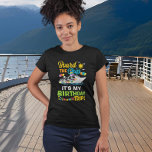 Camiseta Embarque mi crucero de cumpleaños<br><div class="desc">Este diseño puede ser personalizado en el área proporcionada cambiando la foto y/o el texto. O puede personalizarse haciendo clic en Personalizar esta plantilla y, a continuación, eligiendo la opción de hacer clic en el personalizar y eliminando o cambiando el color del fondo, agregando texto, cambiando el color o estilo...</div>