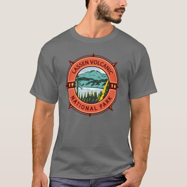 Camiseta Emblema de brújula retro del parque nacional volcá (Anverso)