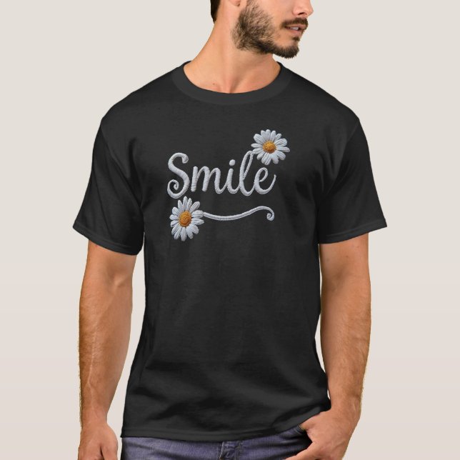 Camiseta Embroidered Daisy Smile – Floral Cursive Typograph (Anverso)