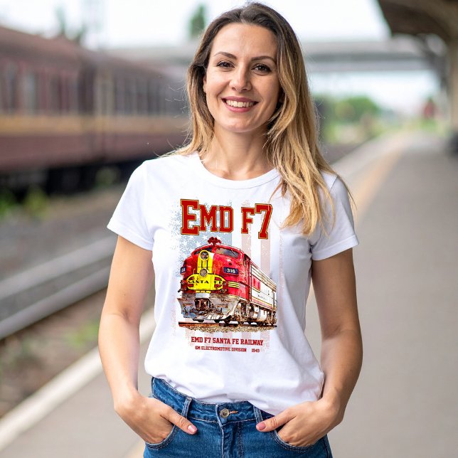 Camiseta EMD F7 Santa Fe Warbonnet with American Flag. (EMD F7 Santa Fe Warbonnet Diesel Locomotive. Womens Basic T-Shirt)