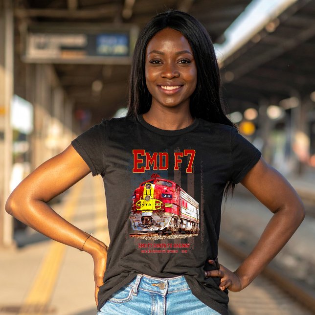 Camiseta EMD F7 Santa Fe Warbonnet with American Flag. (EMD F7 Santa Fe Warbonnet Diesel Locomotive. Womens Basic T-Shirt)