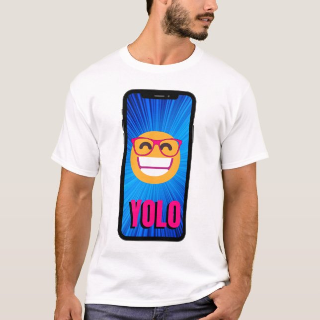 CAMISETA EMOJI DE YOLO CON OJEGLASES FELIZ EN UN TELÉFONO C (Anverso)