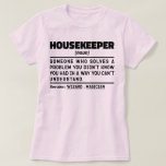 Camiseta Empleado de limpieza de casa divertida Noun Funny<br><div class="desc">Funny Housekeeper Dice Que "Alguien Que Resuelve un problema que no sabías que tenías de una manera que no puedes entender". Agarra este diseño de Funny Housekeeper como regalos graciosos para una mamá,  papá o amigo formidable.</div>
