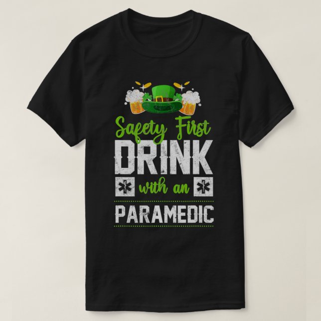 Camiseta EMS Emergency Drink With A Paramedic St Patricks D (Diseño del anverso)