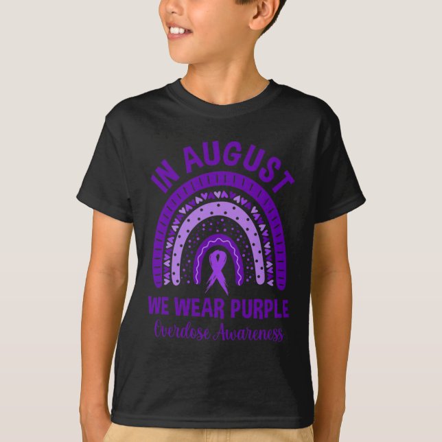 Camiseta En Agosto Usamos Avisos De Sobredosis De Arcoiris  (Anverso)