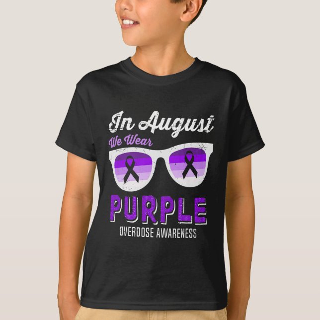 Camiseta En Agosto Usamos Gafas De Sol Púrpura Conscientes  (Anverso)