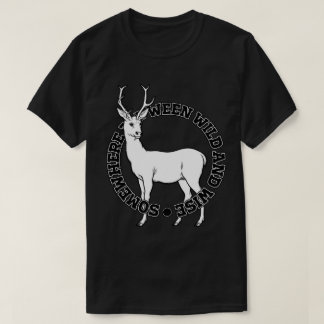 Camiseta En algún lugar entre el arte de línea de ciervos s